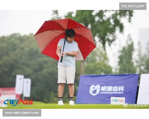 暴雨中展现体育精神 球员自驾救援转移受灾观众行动感人
